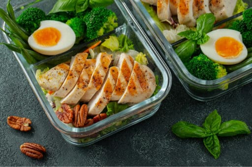 Picture of a healthy meal including chicken and broccoli.